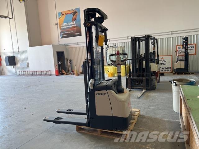 Crown ES 4000 Самоходные электроштабелёры