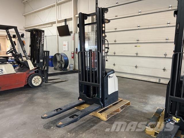 Crown ES 4000 Самоходные электроштабелёры