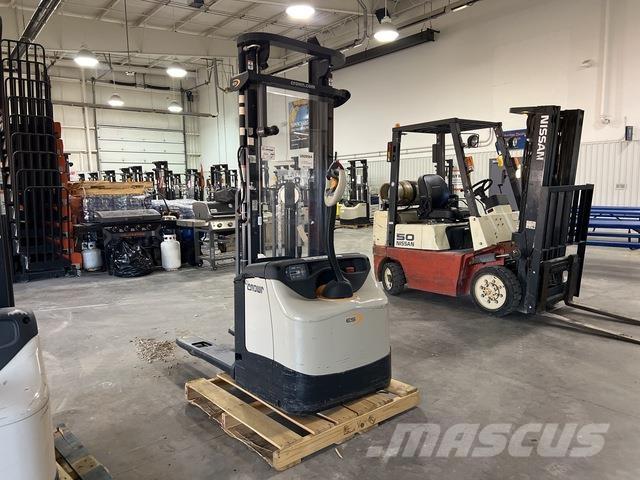 Crown ES 4000 Самоходные электроштабелёры