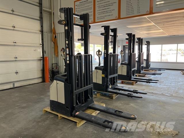 Crown ES 4000 Самоходные электроштабелёры