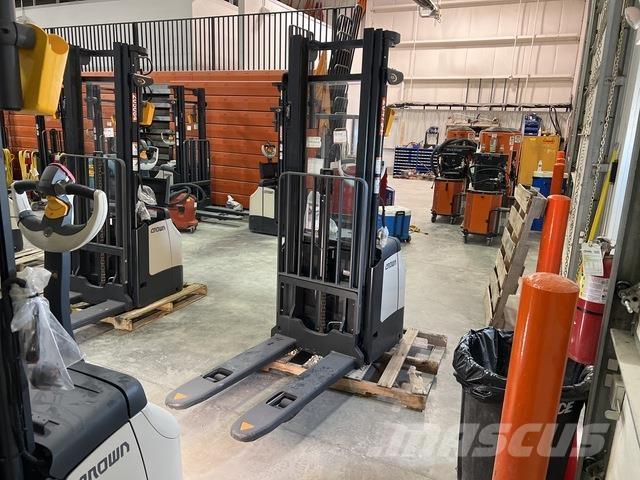 Crown ES 4000 Самоходные электроштабелёры