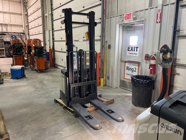 Crown ES 4000 Самоходные электроштабелёры