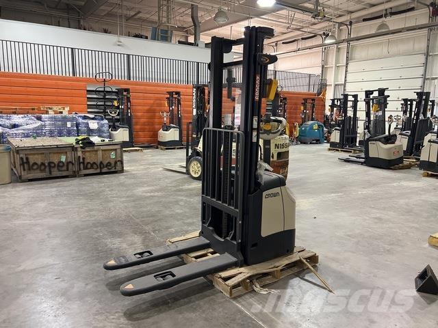 Crown ES 4000 Самоходные электроштабелёры