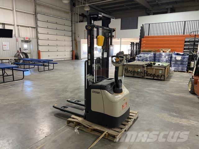 Crown ES 4000 Самоходные электроштабелёры