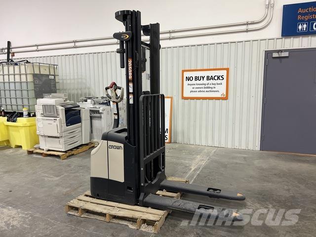 Crown ES 4000 Самоходные электроштабелёры