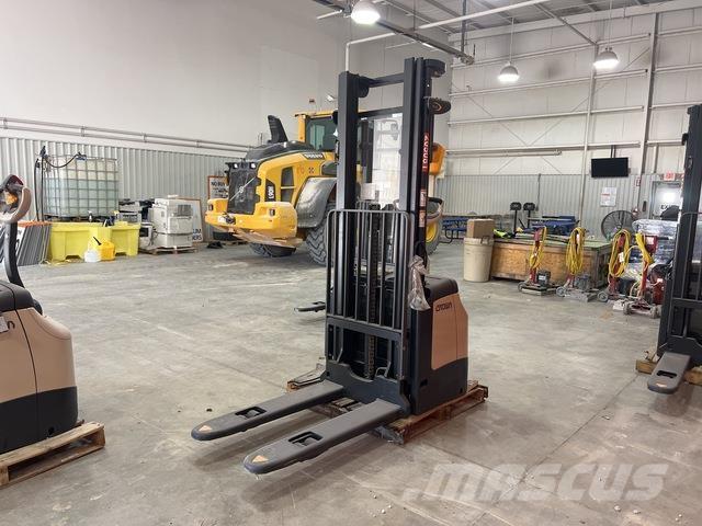 Crown ES 4000 Самоходные электроштабелёры