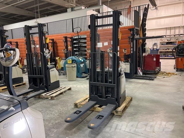 Crown ES 4000 Самоходные электроштабелёры