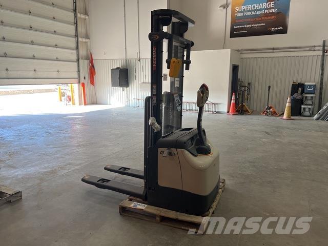 Crown ES 4000 Самоходные электроштабелёры