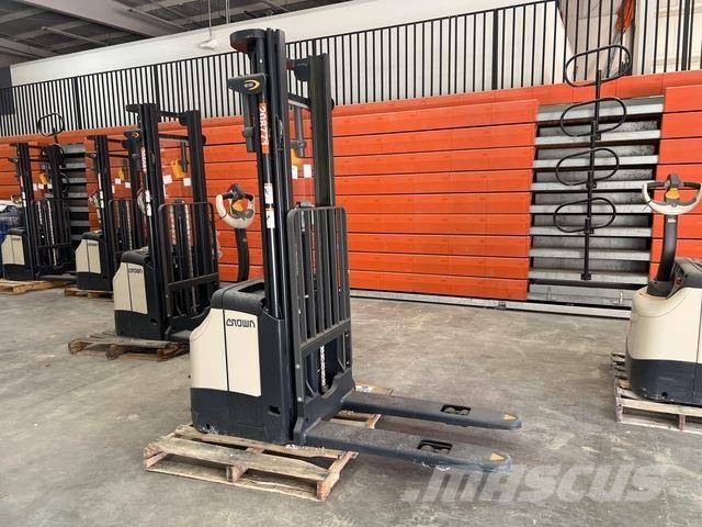 Crown ES 4000 Самоходные электроштабелёры