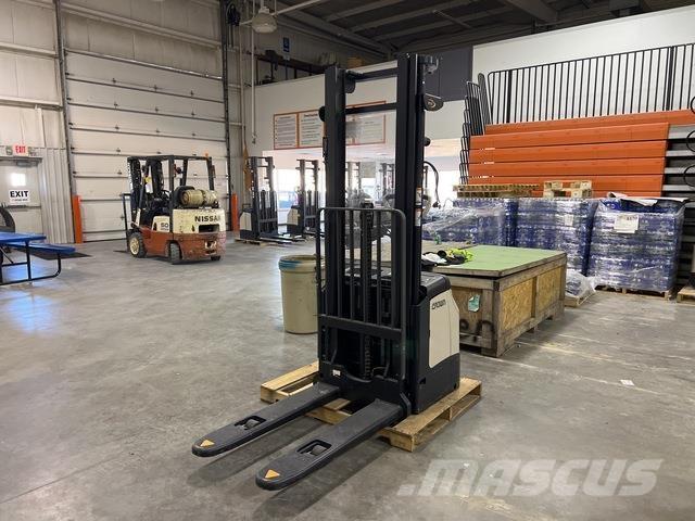 Crown ES 4000 Самоходные электроштабелёры