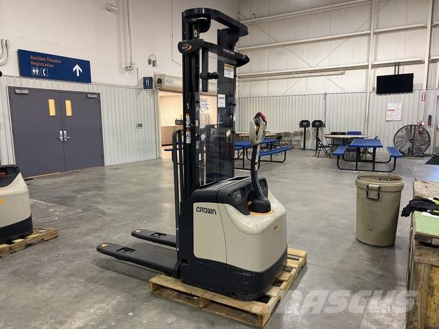 Crown ES 4000 Самоходные электроштабелёры