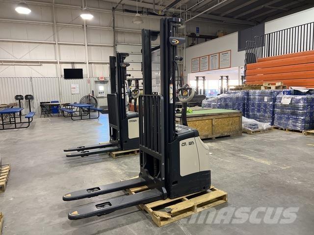 Crown ES 4000 Самоходные электроштабелёры