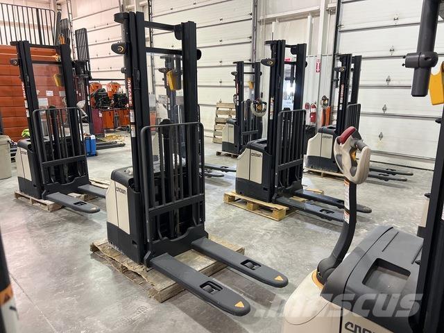 Crown ES 4000 Самоходные электроштабелёры