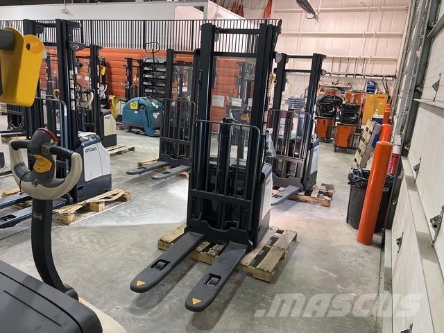 Crown ES 4000 Самоходные электроштабелёры