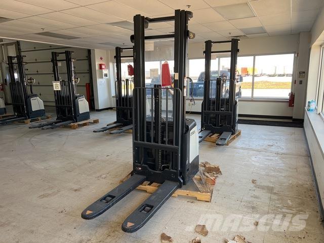 Crown ES 4000 Самоходные электроштабелёры