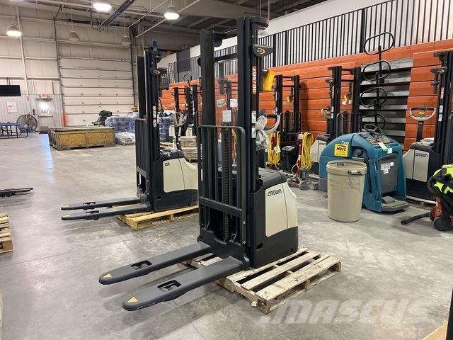 Crown ES 4000 Самоходные электроштабелёры