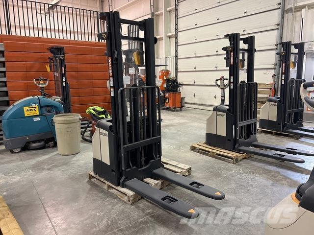 Crown ES 4000 Самоходные электроштабелёры