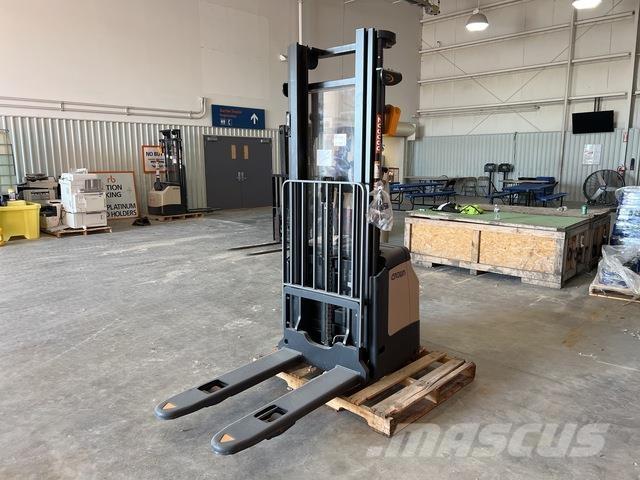 Crown ES 4000 Самоходные электроштабелёры