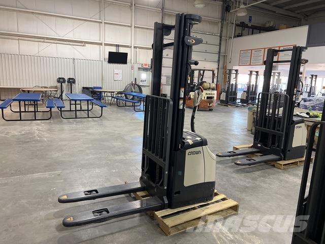 Crown ES 4000 Самоходные электроштабелёры