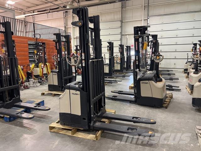 Crown ES 4000 Самоходные электроштабелёры