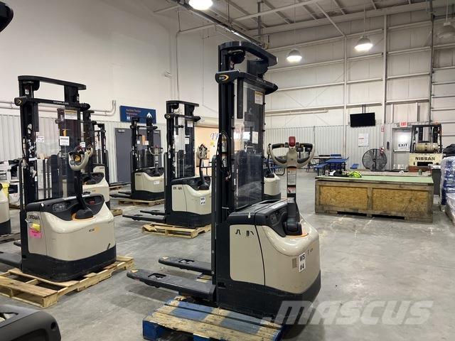 Crown ES 4000 Самоходные электроштабелёры