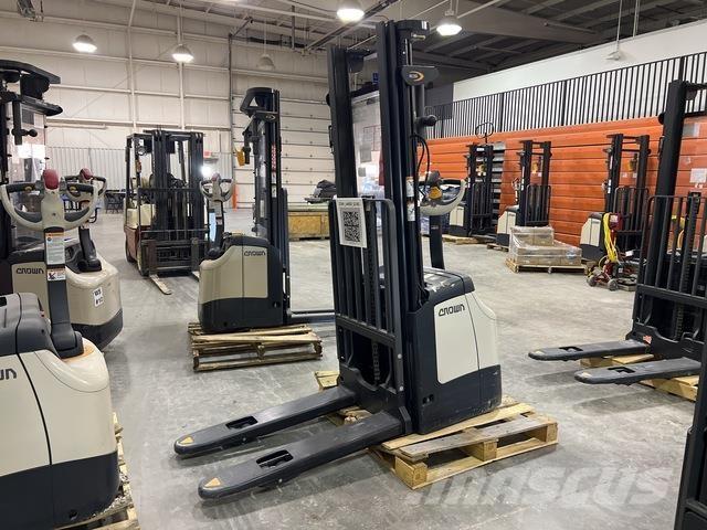 Crown ES 4000 Самоходные электроштабелёры