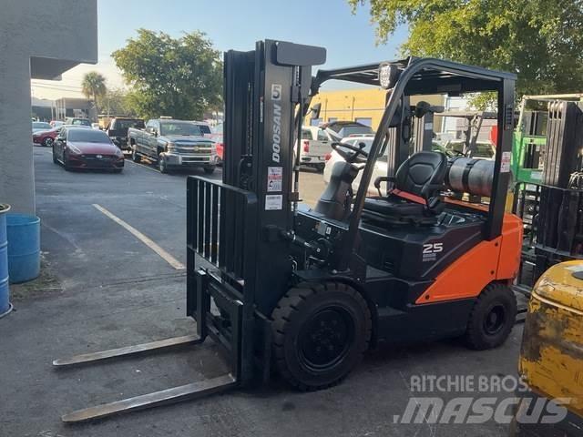 Doosan G25E-7 Строительная техника - Другие