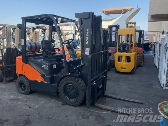 Doosan G25E-7 Строительная техника - Другие