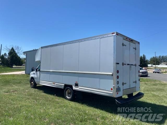 Ford E-350 Цельнометаллический фургоны