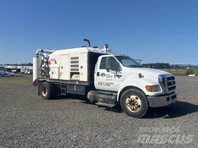 Ford F-650 Гусеничные экскаваторы