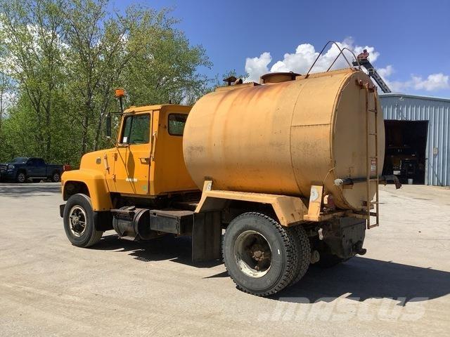 Ford L8000 Поливочные машины