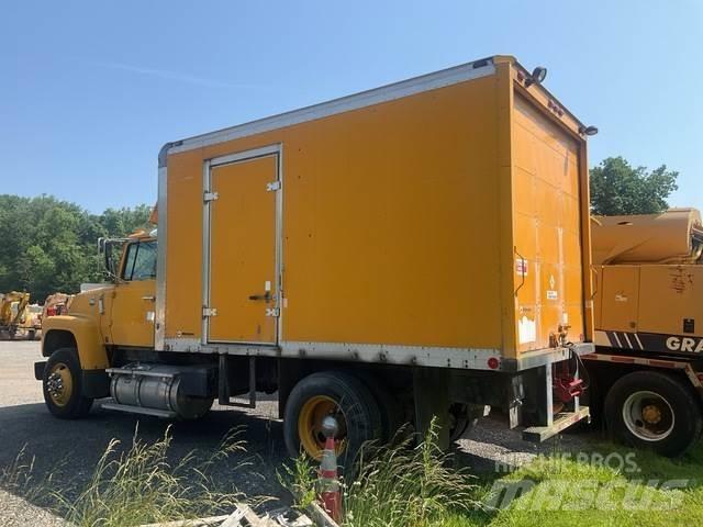 Ford L8000 Комбинированные дорожные машины