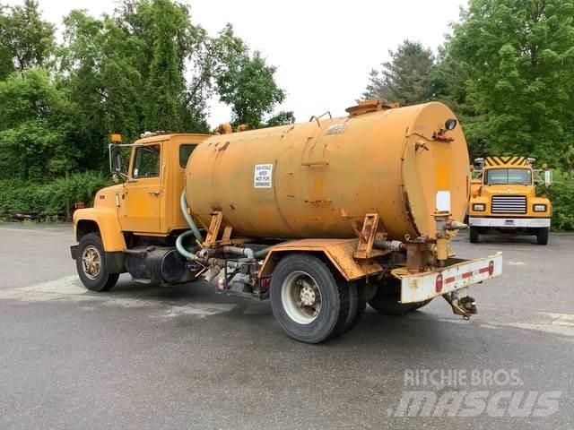 Ford L8000 Поливочные машины