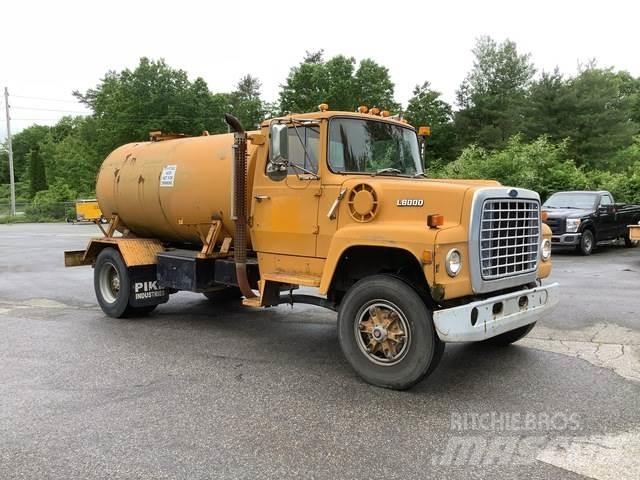 Ford L8000 Поливочные машины