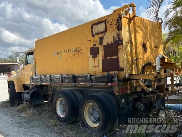 Ford LT8000 Поливочные машины