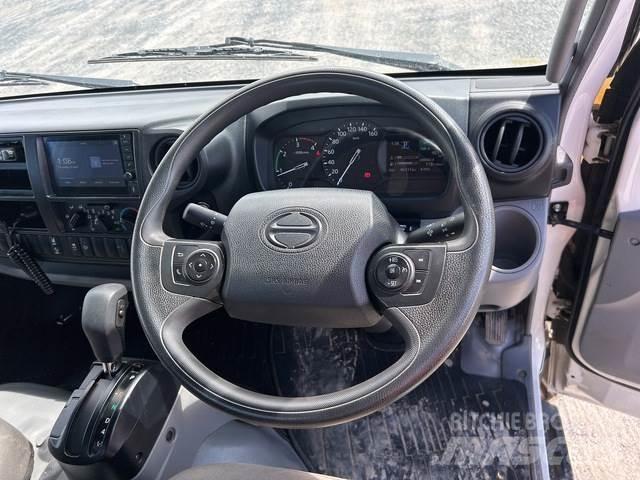 Hino 300 Грузовики-платформы/боковая разгрузка