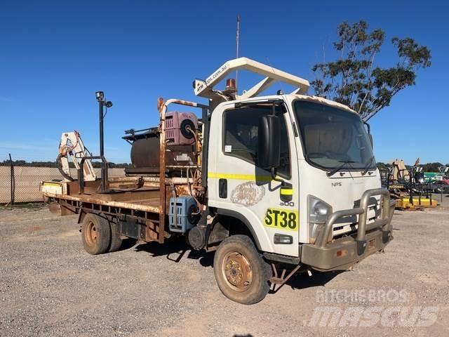Isuzu NPS 300 Грузовики-платформы/боковая разгрузка