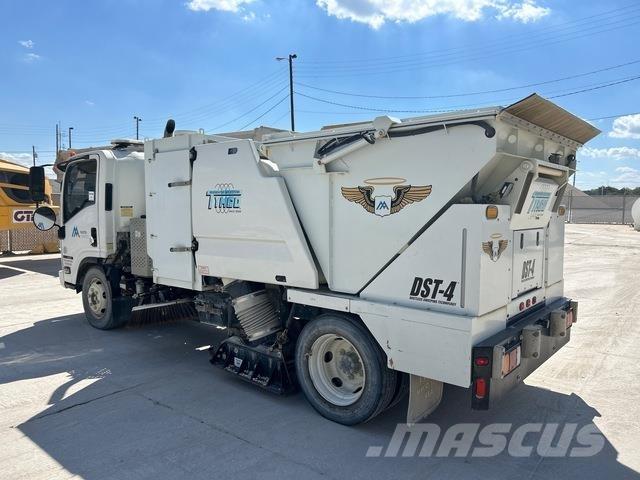 Isuzu NQR Уборочные машины
