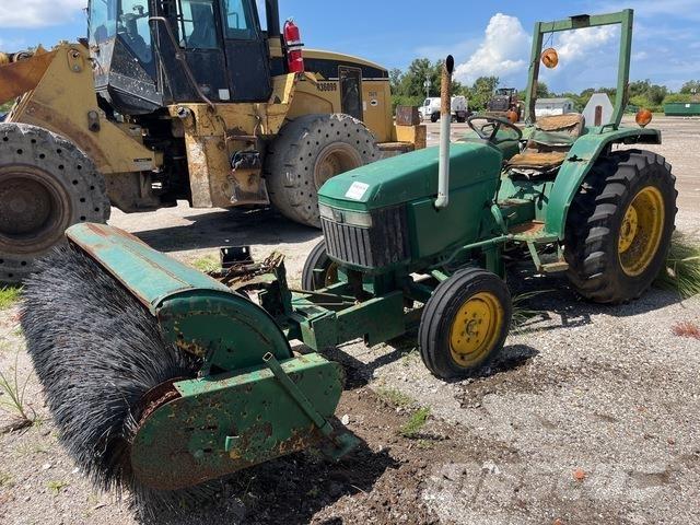 John Deere 970 Внутренние подметальные машины