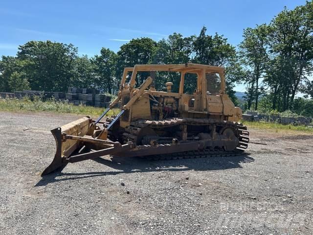 Komatsu D65P-8 Гусеничные бульдозеры