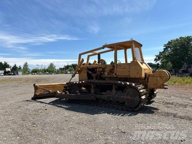Komatsu D65P-8 Гусеничные бульдозеры