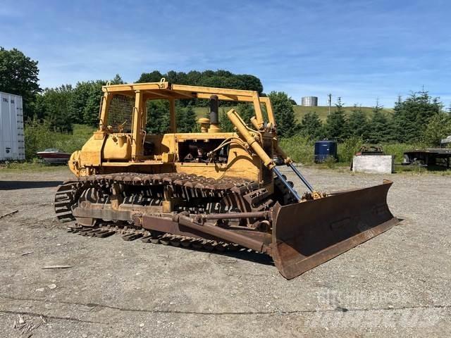 Komatsu D65P-8 Гусеничные бульдозеры