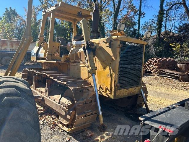 Komatsu D68E-1 Гусеничные бульдозеры