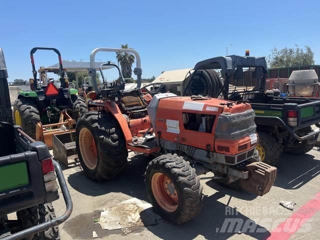 Kubota L3010D Коммунальные тракторы