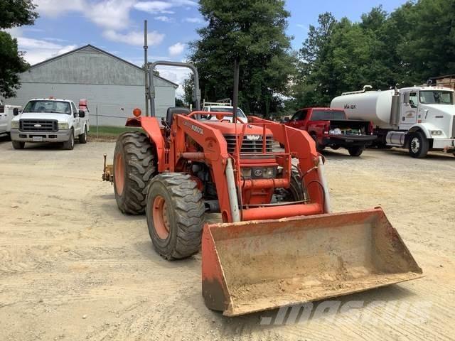 Kubota M6800 Коммунальные тракторы