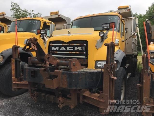 Mack 700 Снежные отвалы и плуги