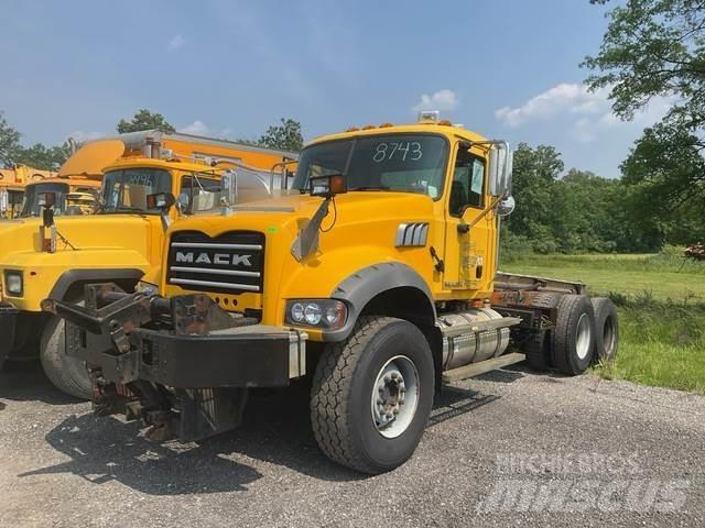 Mack 700 Снежные отвалы и плуги