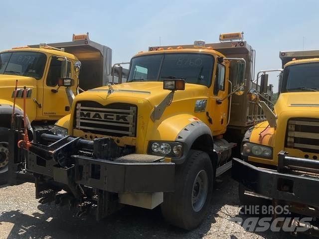 Mack 700 Снежные отвалы и плуги