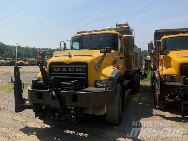 Mack 700 Снежные отвалы и плуги