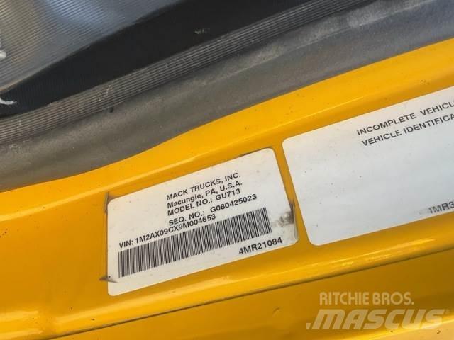 Mack 700 Снежные отвалы и плуги